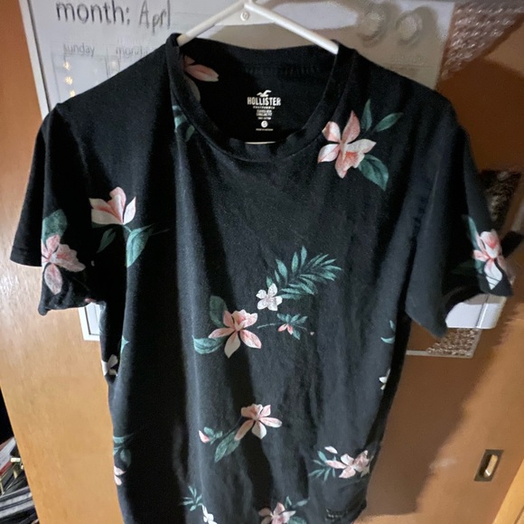 Hollister floral Tshirt - Picture 1 of 3